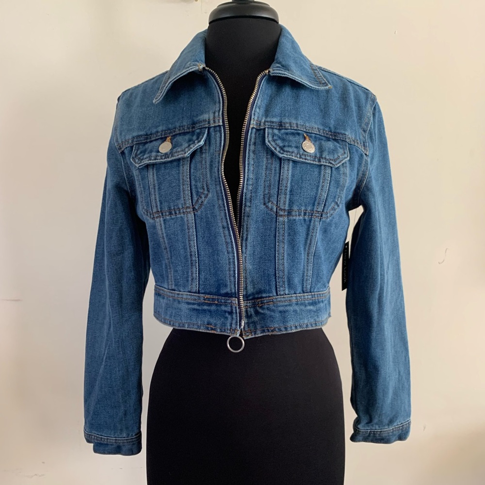 Cropped Denim Jacket. Medium Wash. Zip Up. Ring Zipper. Size M